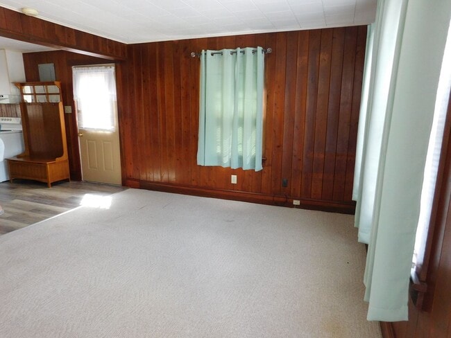 Building Photo - 712 N B St