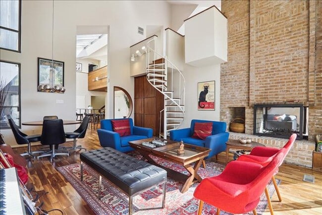 Building Photo - Uniquely located, and beautifully appointe...