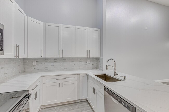 Building Photo - 1240 Summit Pl Cir