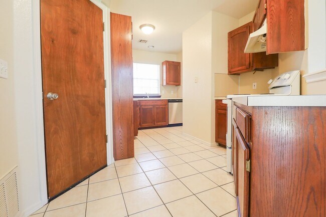 Building Photo - 2 Bed 1 Bath House in Claremore
