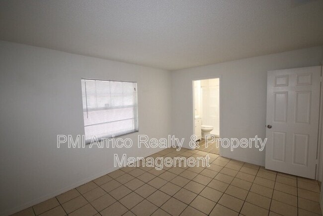 Building Photo - 3253 Bloomingdale Villas Ct