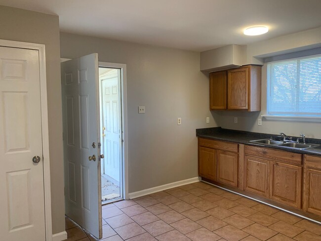 Building Photo - 8710 Dinkins St