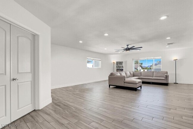 Building Photo - 1600 Eaton Dr