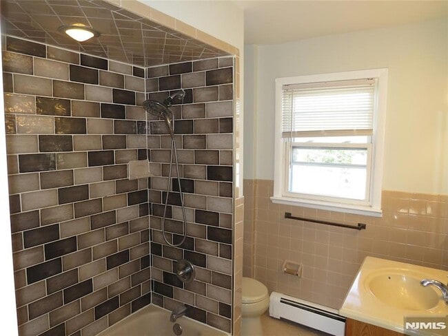 Building Photo - 11 Louis St