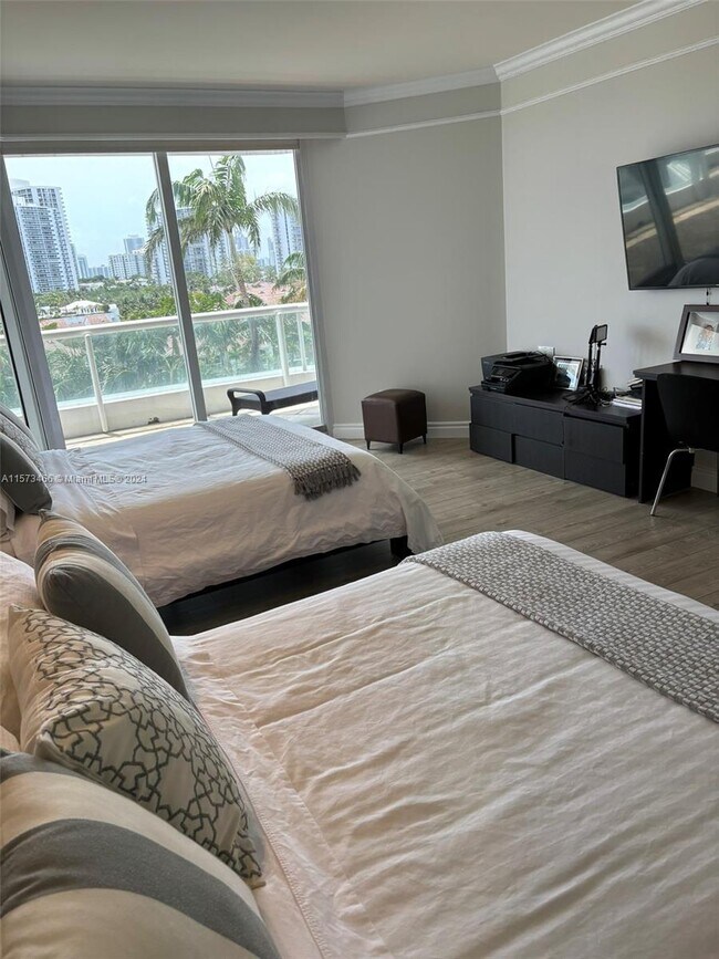 Building Photo - 21050 Point Pl