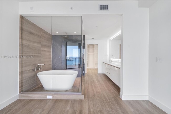 Building Photo - 700 NE 24th St