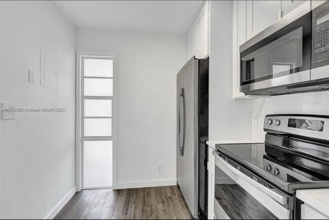 Building Photo - 3101 N Country Club Dr