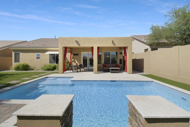 Building Photo - 10601 E Meadowhill Dr