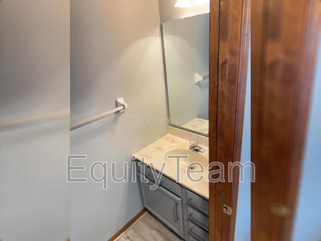 Building Photo - 5781 Meadow View Dr
