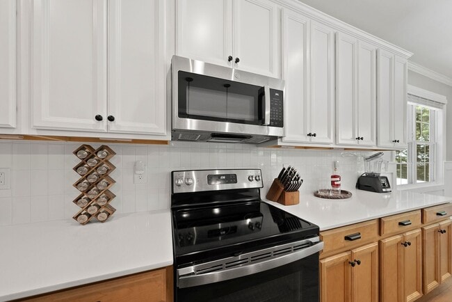 Building Photo - Charming Modern Farmhouse with 3 Bedrooms ...