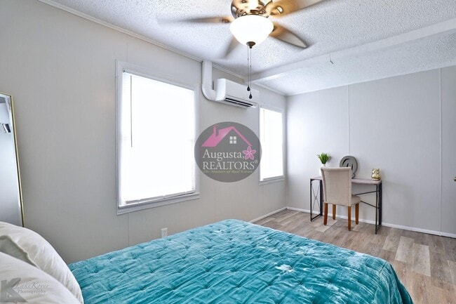 Building Photo - 3 Bedroom With Fresh Updates!