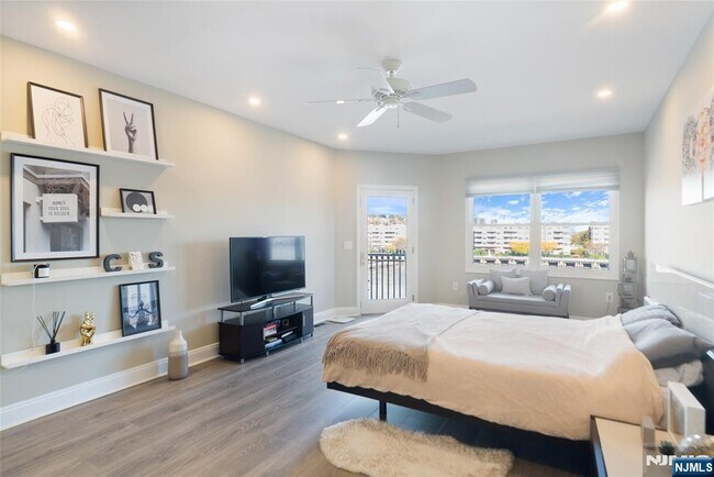 Building Photo - 302 The Promenade