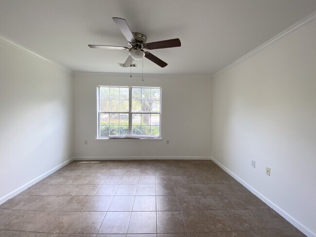 Building Photo - Spacious Three Bedroom Condo Located at Th...
