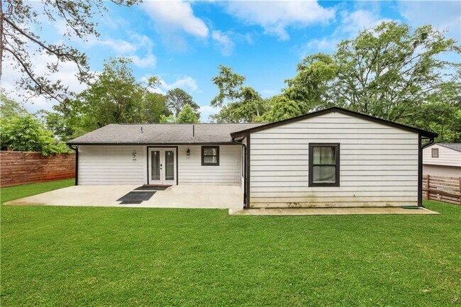 Building Photo - 3436 Pinehill Dr