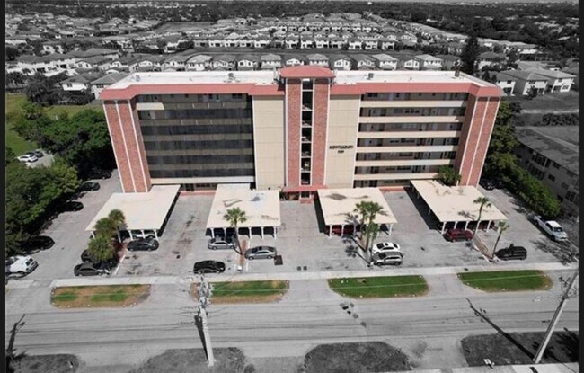 Building Photo - 1101 Crystal Lake Dr