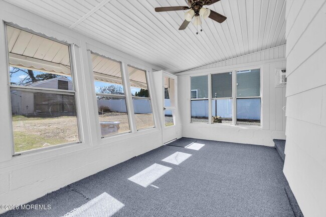 Building Photo - 633 Agnes Ave