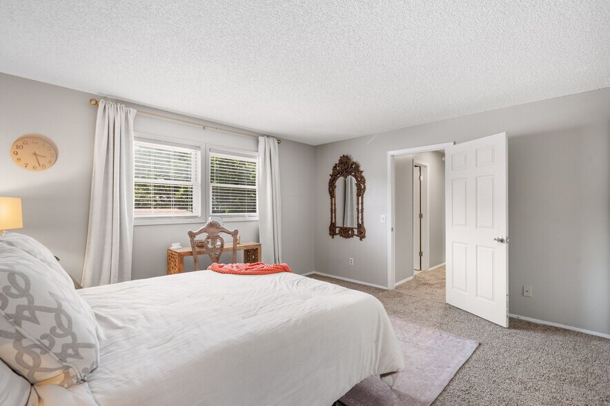 Master Bedroom - 25 Nantucket Dr
