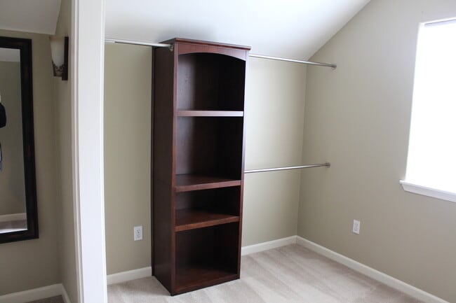 Building Photo - NE 4 Bedroom, 3 Bath, Gas Fireplace/Heat, ...