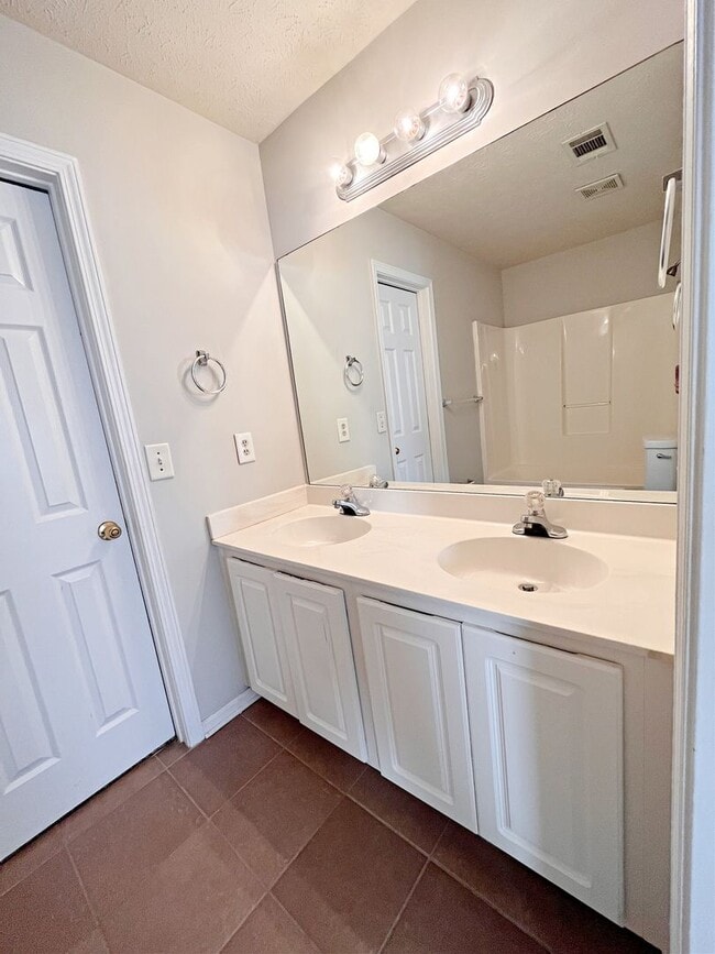 Building Photo - Charming 3 Bedroom Home