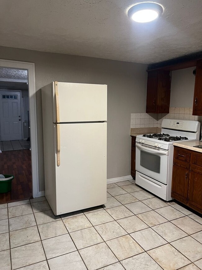 Building Photo - 6128 E 11th St