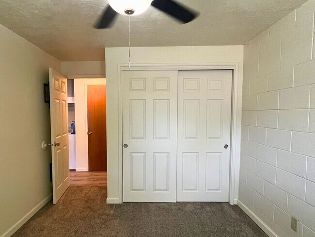 Building Photo - (CAM 9)  Very Nice Large 1 bed Apt - Close...