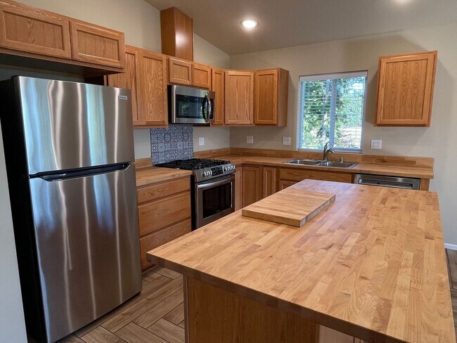 Building Photo - Newer Double Bluff Home In The Woods!