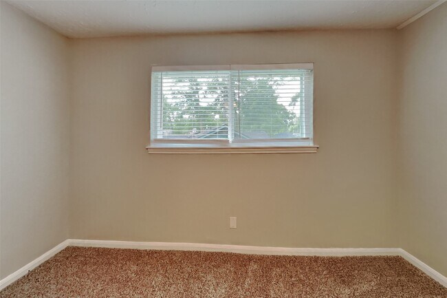 Building Photo - 3238 Three Pines Dr