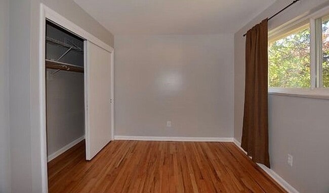 Building Photo - 325 N Roosevelt Ave