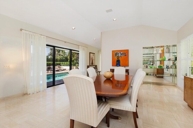 Building Photo - 575 N Lake Wy