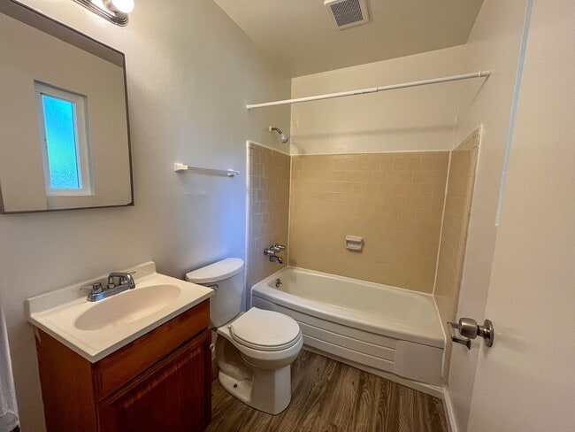Building Photo - Perfect 1 Bed 1 Bath - Covered Parking Included!