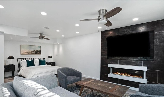 Building Photo - 8620 E San Miguel Ave