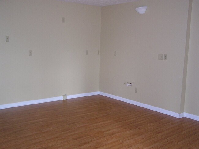 Building Photo - 175 Deer Dr