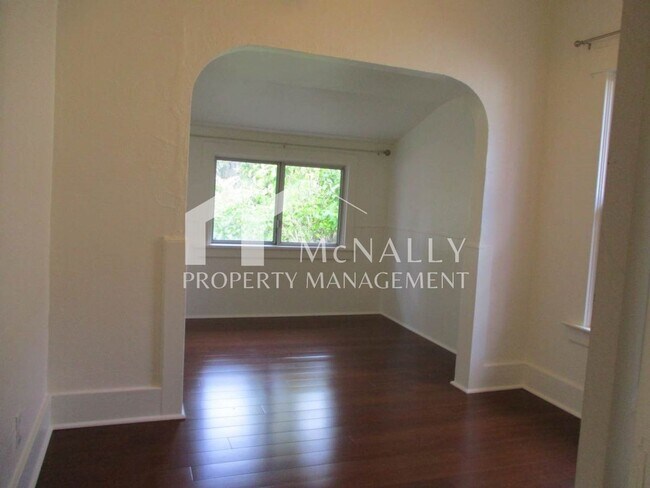 Building Photo - Charming 3-Bedroom Craftsman in Central Tacoma with Spacious Studio/Office