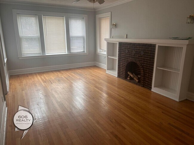 Building Photo - Rehabbed Units in Cicero! SPECIAL OFFER!