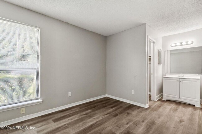 Building Photo - Renovated Condo in a Convenient Location!