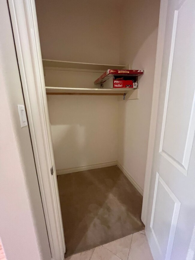 Building Photo - Wonderful 4/3.5 Townhome