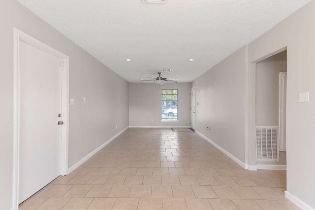 Building Photo - 743 Deercrest St