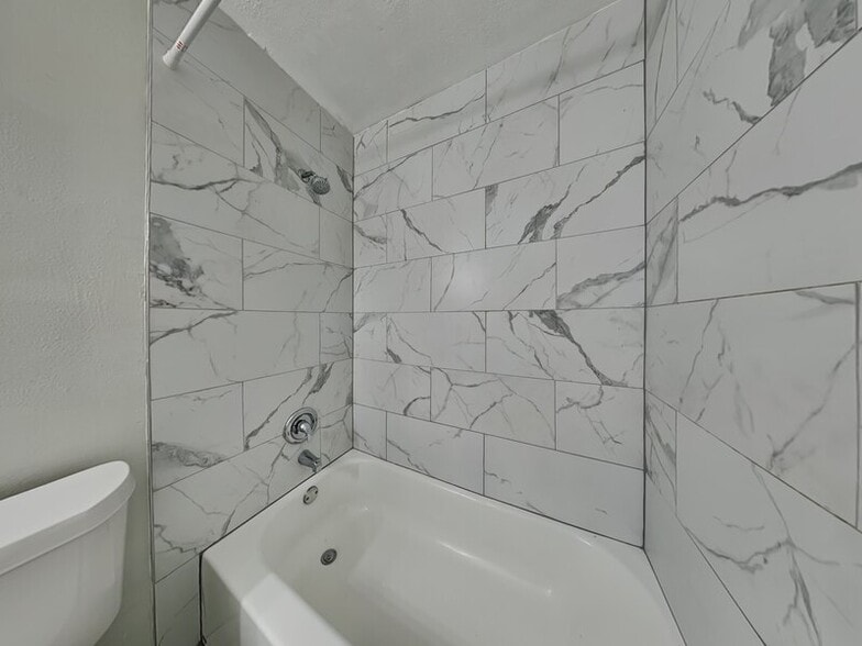 Building Photo - 1527 S Central Ave