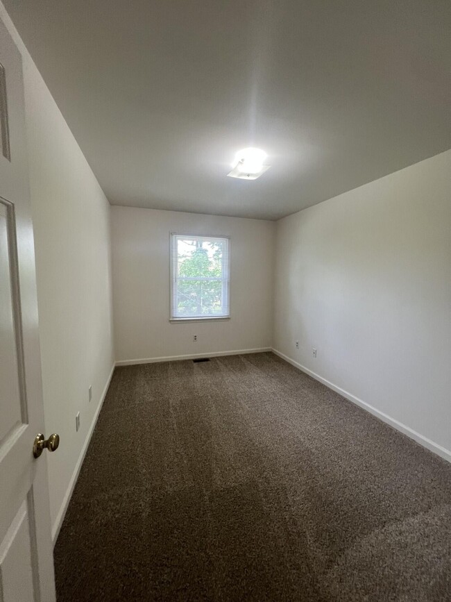 Building Photo - 409 Woodview Dr