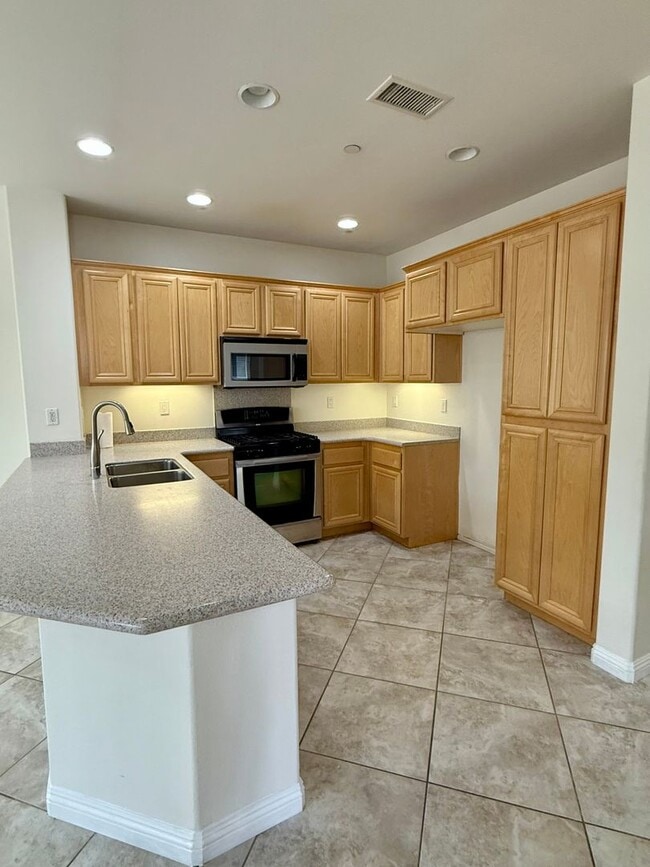 Building Photo - Highly Desirable 2 bed 3 bath condo in Rancho Cucamonga