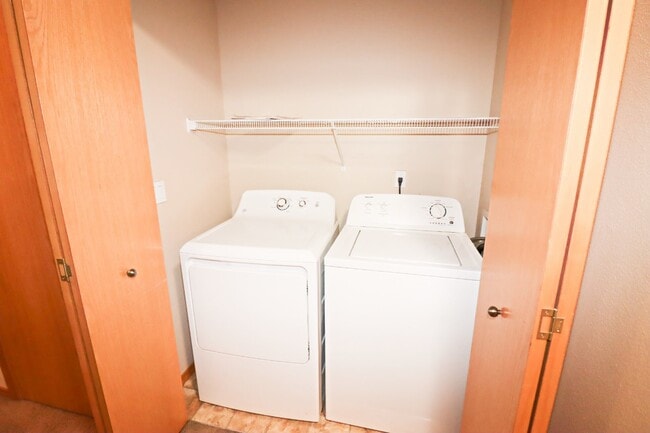 Building Photo - Townhome NE Bend