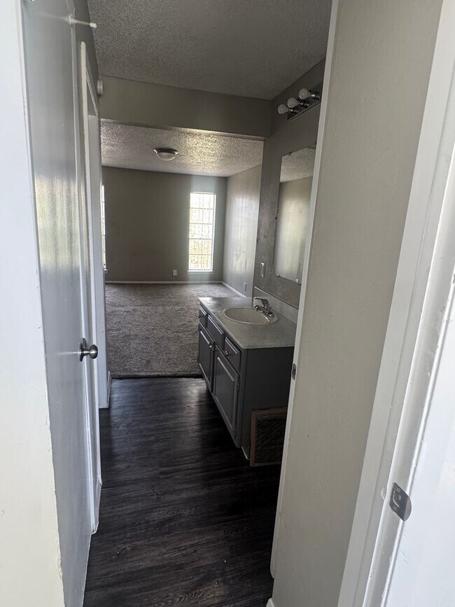 Building Photo - 2417 E 55th Pl