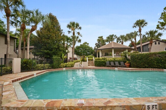 Building Photo - Beautiful Remodeled First Floor 2/2 Condo ...