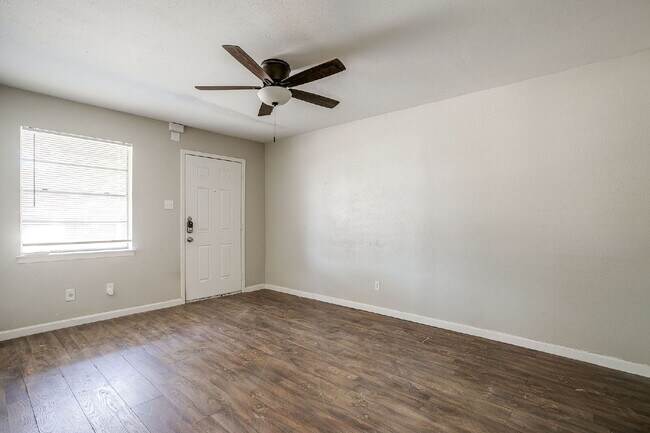 Building Photo - Charming 2-Bedroom Duplex- Recently Updated!