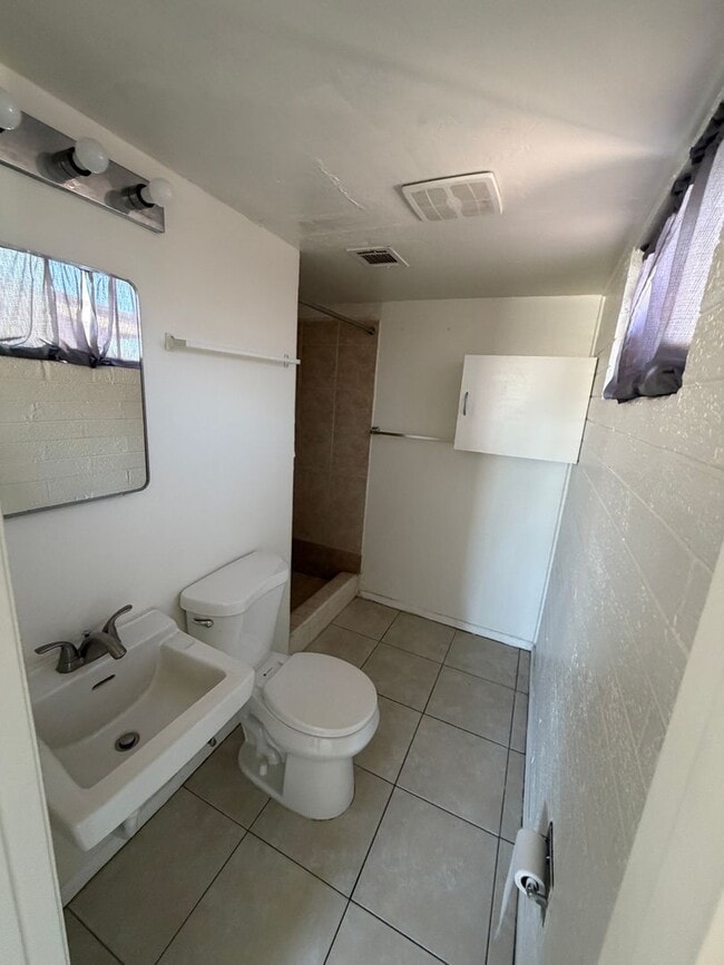 Building Photo - 2 Bedroom 2 Bath Condominium in Great Location