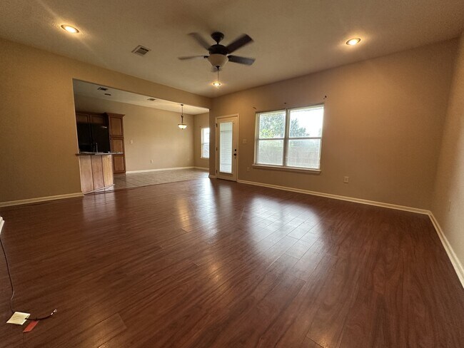 Building Photo - 6863 Par Rd 7137