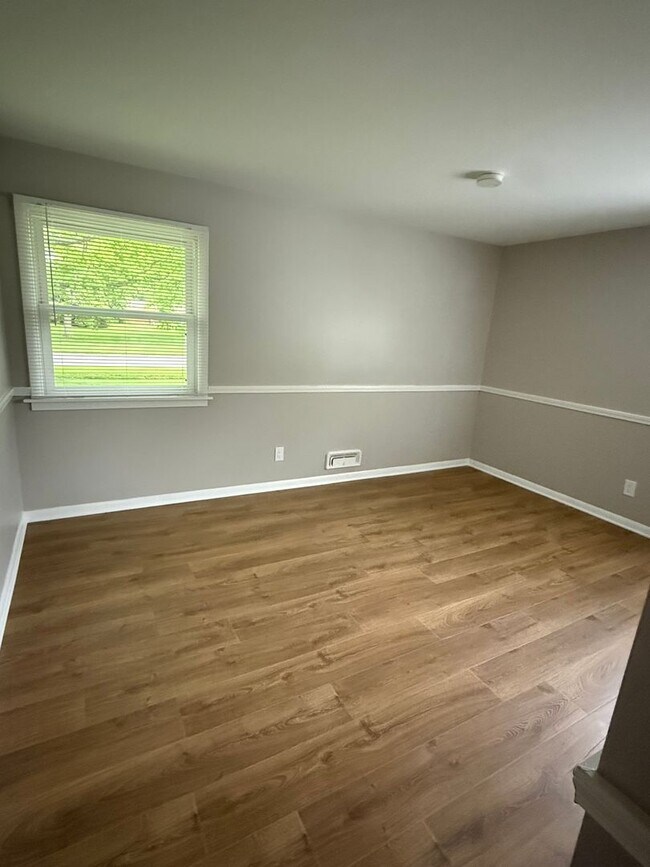 Building Photo - Fully Remodeled 3 bedroom House