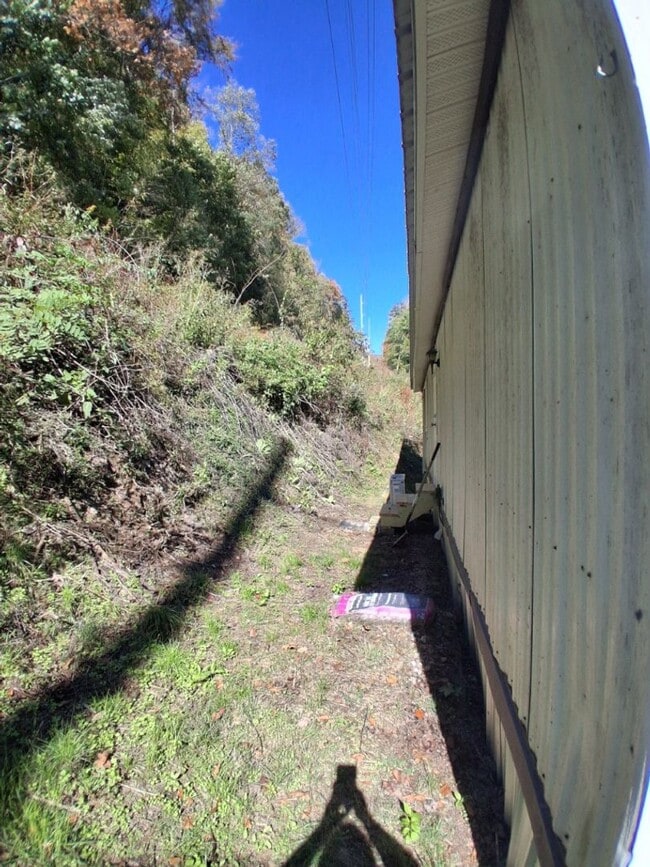 Building Photo - $1,800 - 2 Bedroom / 1 Bath Mobile Home Sitting on the Tuckasegee River