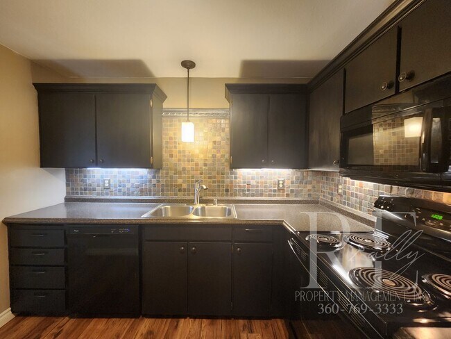 Building Photo - Meticulous 2-Bedroom with Courtyard