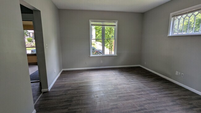 Building Photo - Spacious 4-bedroom, 2-bath home in Akron